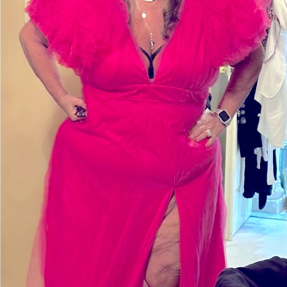 Stunning statement plus size hot pink party dress size 3X. Statement shoulders - Picture 6 of 6